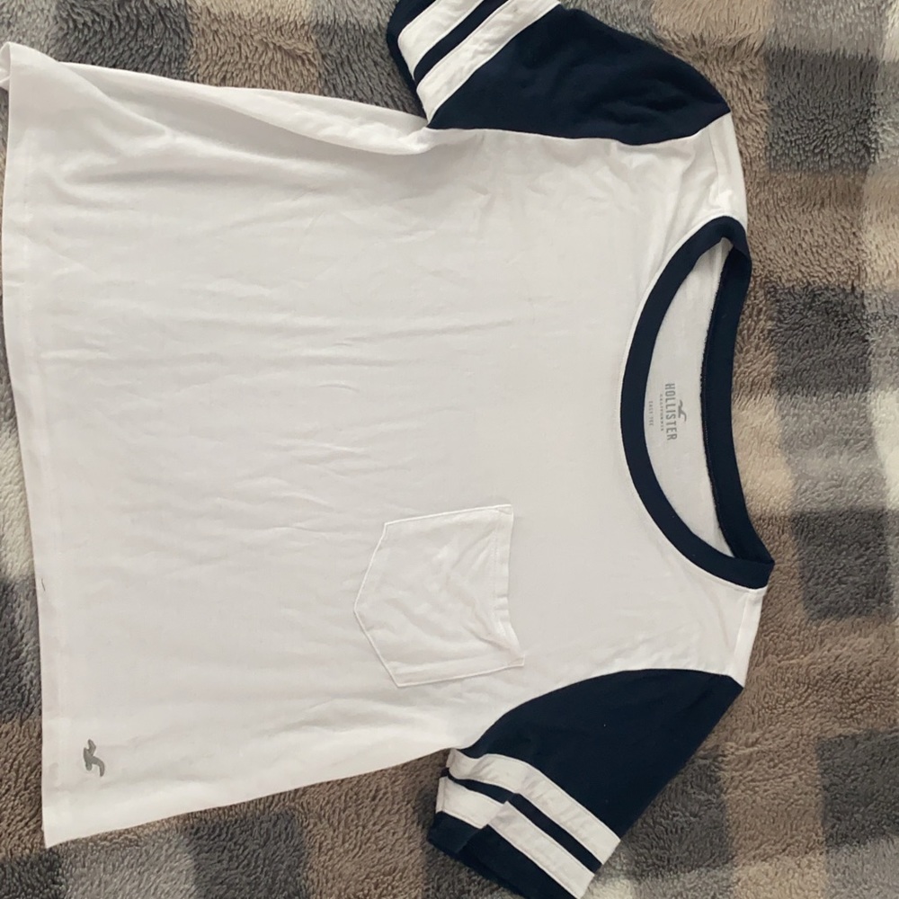 small hollister crop tee